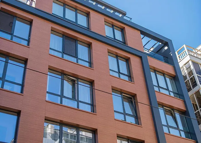 New York: A Spacious Modern Apartment With Parking