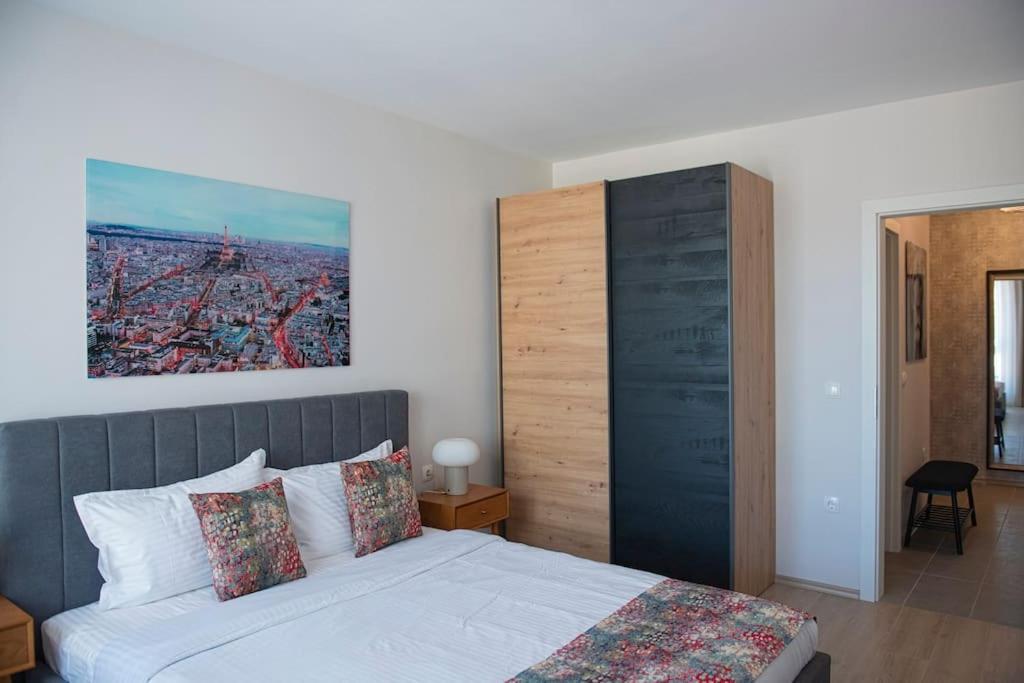 New York: A Spacious Modern With Parking Apartament