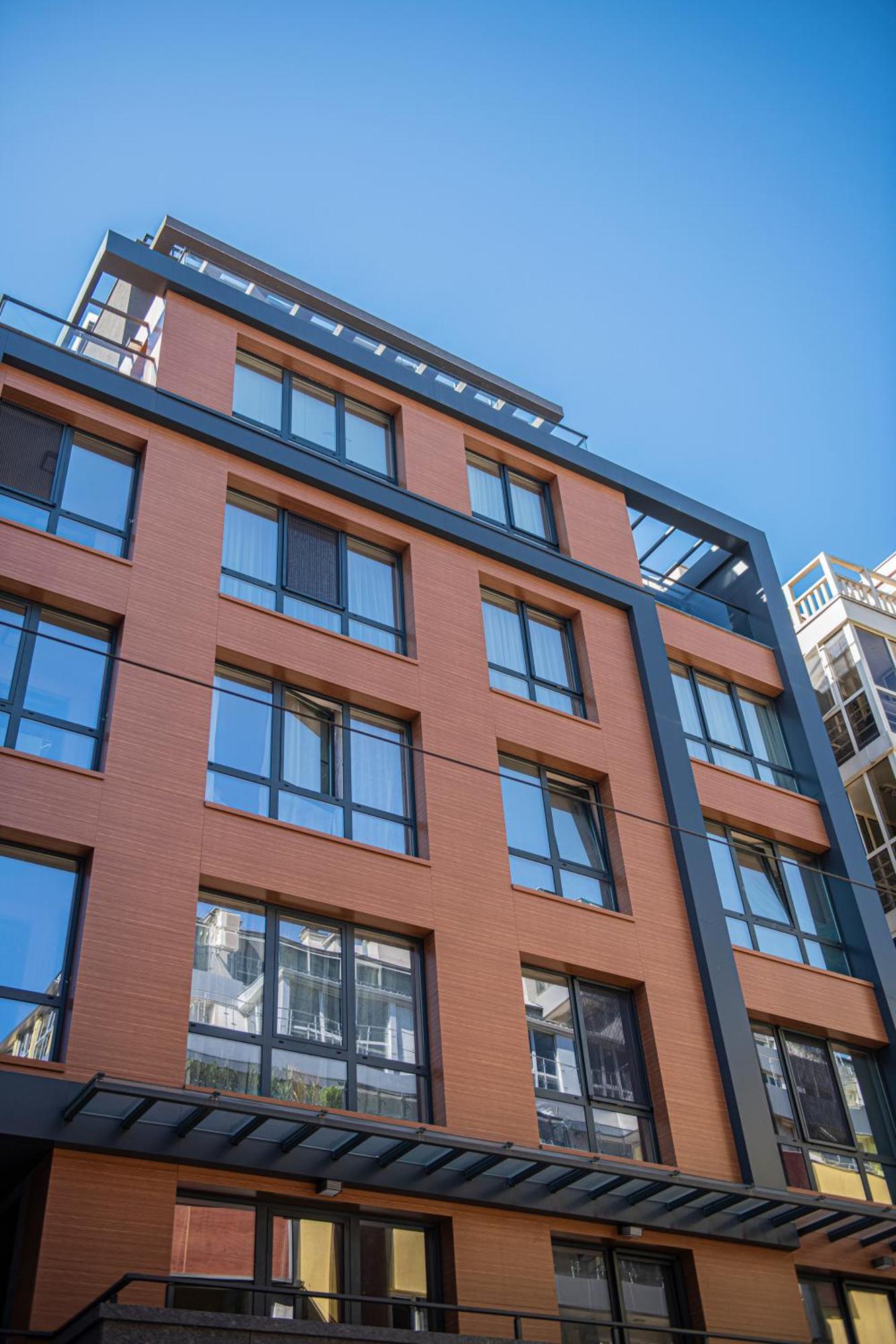 New York: A Spacious Modern With Parking Apartament Sofia